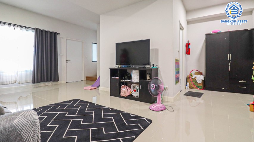 *****ทาวน์เฮ้าส์มือสองย่านนนทบุรี ม.เดอะคอนเนค กาญจนาภิเษก-กันตนา เนื้อที่กว้างขวางถึง 21.4 ตร.ว. ฟังก์ชัน 3 ห้องนอน 2 ห้องน้ำ 2 ที่จอดรถ บนทำเลศักยภาพ เดินทางสะดวก ใกล้รถไฟฟ้าสายสีม่วง "สถานีตลาดบางใหญ่", เซ็นทรัลเวสต์เกต และทางด่วน "ศรีรัช" ราคาถูกสุดในย่านนี้!